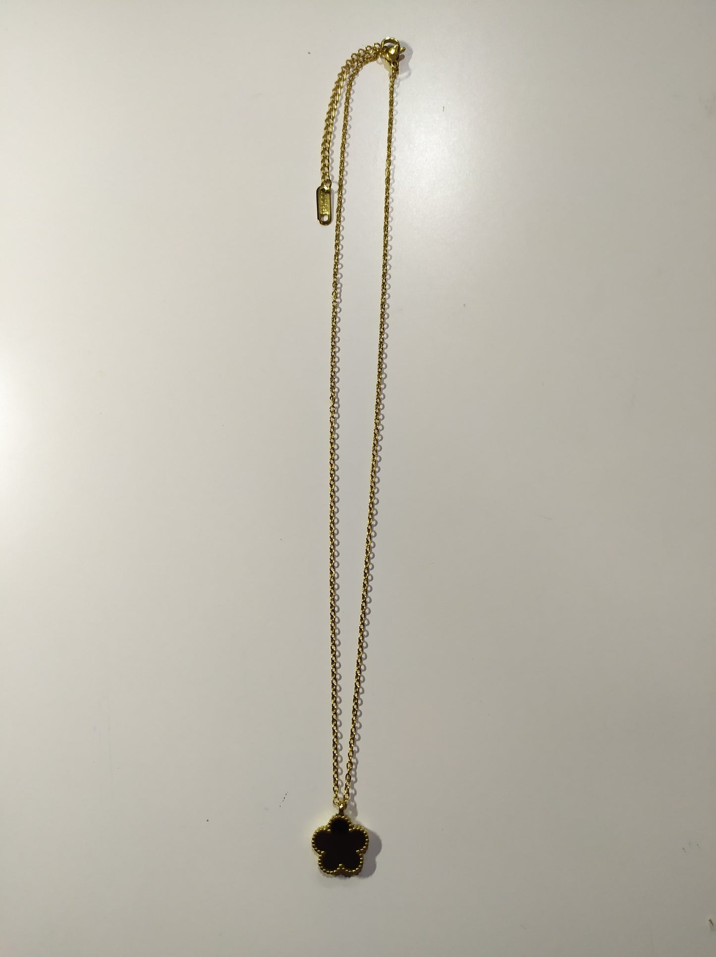 Collar con colgante trebol cinco hojas negro