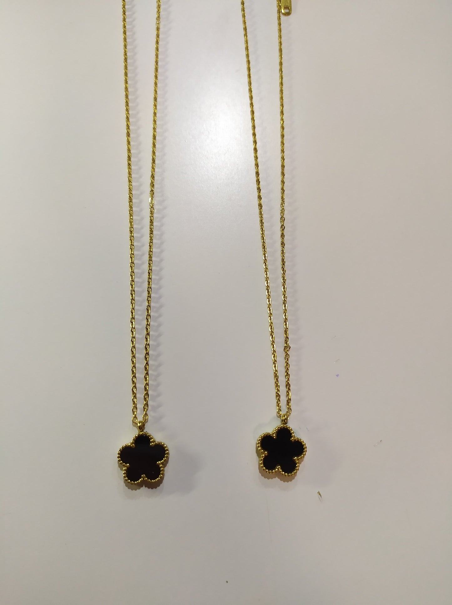 Collar con colgante trebol cinco hojas negro